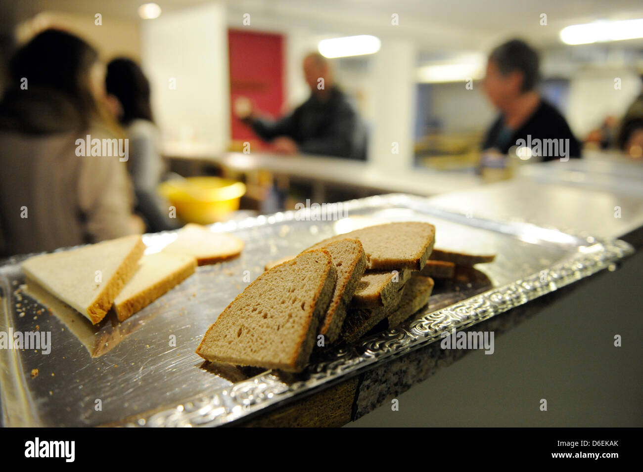 Ein Obdachloser Mann bekommt etwas zu Essen in der Stadtmission in Berlin, Deutschland, 3. Februar 2012. Die Notunterkunft in der Stadtmission am Hauptbahnhof meldet Rekordzahl von Menschen auf der Suche nach Hilfe durch die kalten Wintertemperaturen. Foto: Maurizio Gambarini Stockfoto
