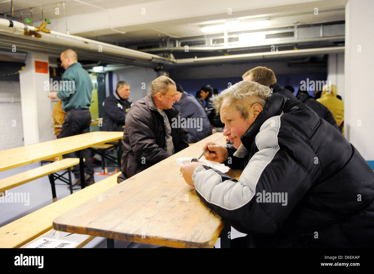 Ein Obdachloser Mann bekommt etwas zu Essen in der Stadtmission in Berlin, Deutschland, 3. Februar 2012. Die Notunterkunft in der Stadtmission am Hauptbahnhof meldet Rekordzahl von Menschen auf der Suche nach Hilfe durch die kalten Wintertemperaturen. Foto: Maurizio Gambarini Stockfoto