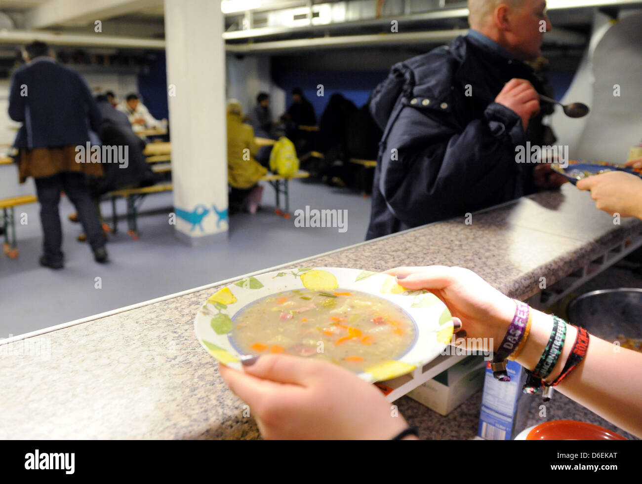 Ein Obdachloser Mann bekommt etwas zu Essen in der Stadtmission in Berlin, Deutschland, 3. Februar 2012. Die Notunterkunft in der Stadtmission am Hauptbahnhof meldet Rekordzahl von Menschen auf der Suche nach Hilfe durch die kalten Wintertemperaturen. Foto: Maurizio Gambarini Stockfoto