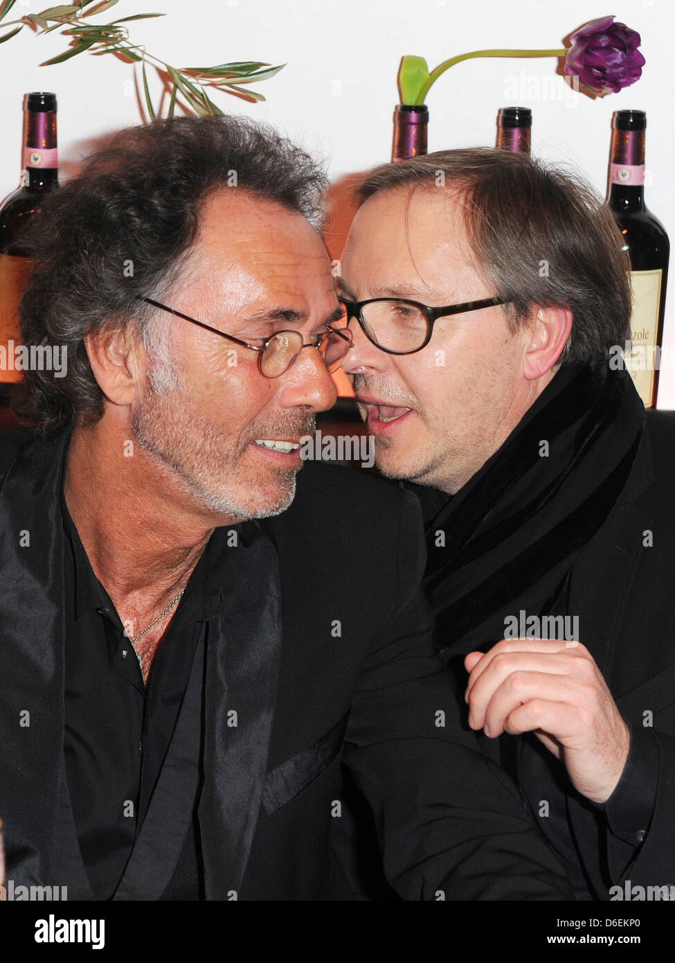 TV-Moderator Hugo Egon Balder (L) und Comedian Olli Ditrich feiern während der Party des 47. Goldene Kamera Award in Berlin, Deutschland, 4. Februar 2012. Die Auszeichnung würdigt herausragende Leistungen im Fernsehen, Film und Unterhaltung. Foto: Jens Kalaene dpa Stockfoto