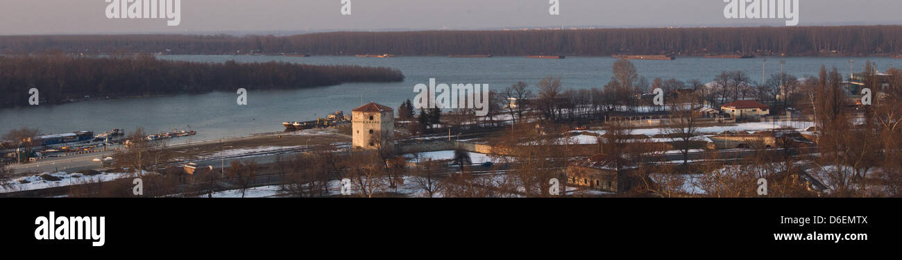 Die Mündung des Flusses Save in die Donau (oben) sieht sich in Belgrad, Serbien, 30. Januar 2012. Foto: Jens Wolf Stockfoto