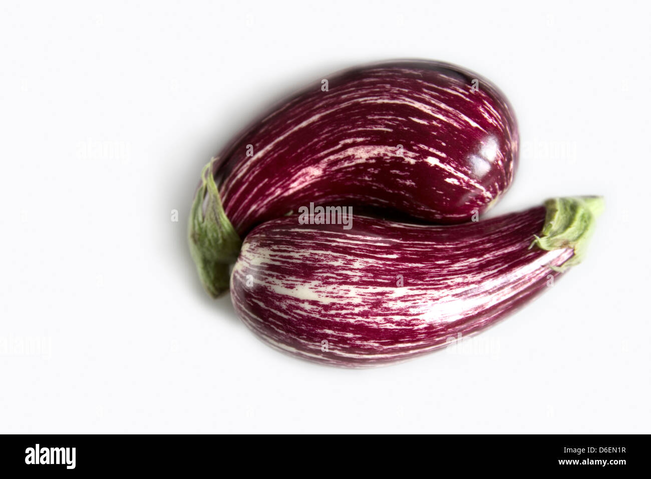 Ganze Auberginen Stockfoto