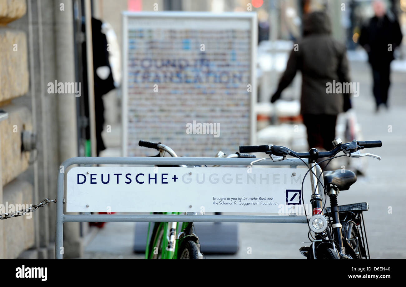 Ein Heck-Fahrradträger wirbt das Deutsche Guggenheim-Museum in Berlin, Deutschland, 6. Februar 2012. Das Deutsche Guggenheim in Berlin, einer der fünf Museen der Guggenheim Foundation, wird am Ende des Jahres geschlossen. Ort der Ausstellung im Gebäude Deutschen Bank hatte mit einem insgesamt 57 Ausstellungen 1,8 Millionen Besucher angezogen und zeigt. Foto: Maurizio Gambarini Stockfoto