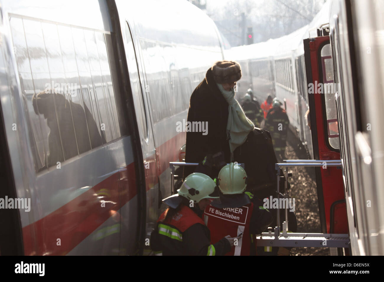 Rettungsassistenten helfen den Reisenden in einem ICE Züge zwischen Erfurt-Bischleben und Hochheim in der Nähe von Erfurt, Deutschland, 6. Februar 2012 übertragen. Laut der Deutschen Bahn war eine technische Störung der Grund für den Ausfall. Die rund 350 Reisenden mussten in einem IC zu übertragen. Foto: Werner Lengenfelder Stockfoto