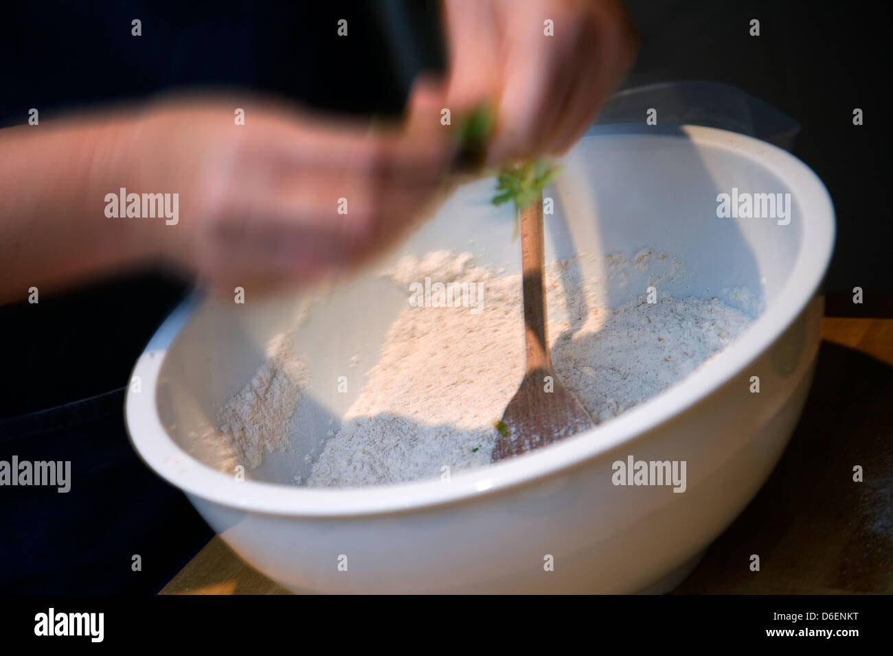 Pizzateig trockenen Zutaten in die Rührschüssel / Schritt 1 Stockfoto