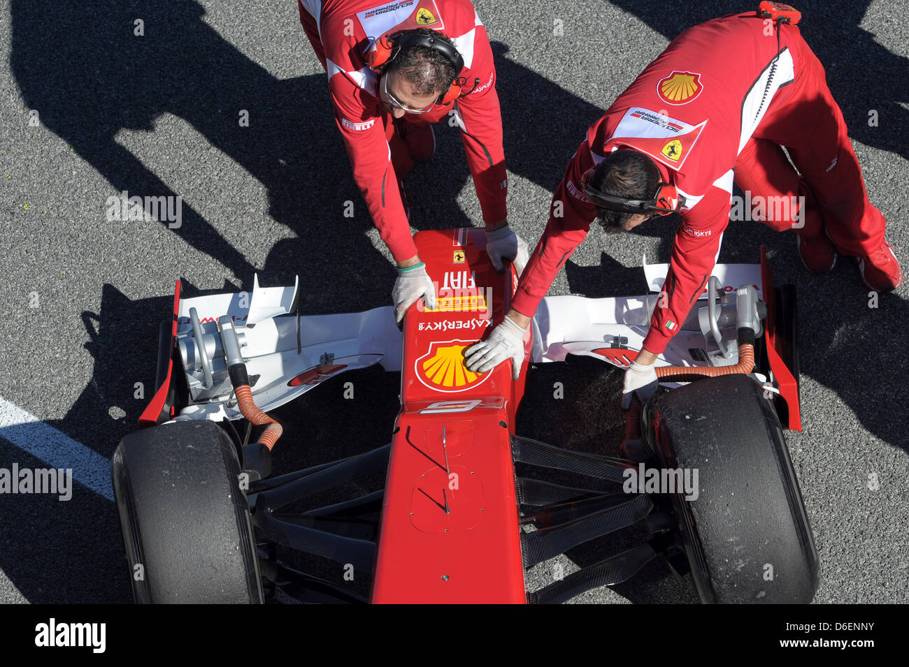 Brasilianischen Formel1-Fahrer Felipe Massa Ferrari kehrt nach einem Lauf in seinem neuen F2012 während des Trainings für die kommende Formel-1-Saison auf der Rennstrecke von Jerez in Jerez De La Frontera, Südspanien, 7. Februar 2012 in der Boxengasse.  Foto: David Ebener Stockfoto