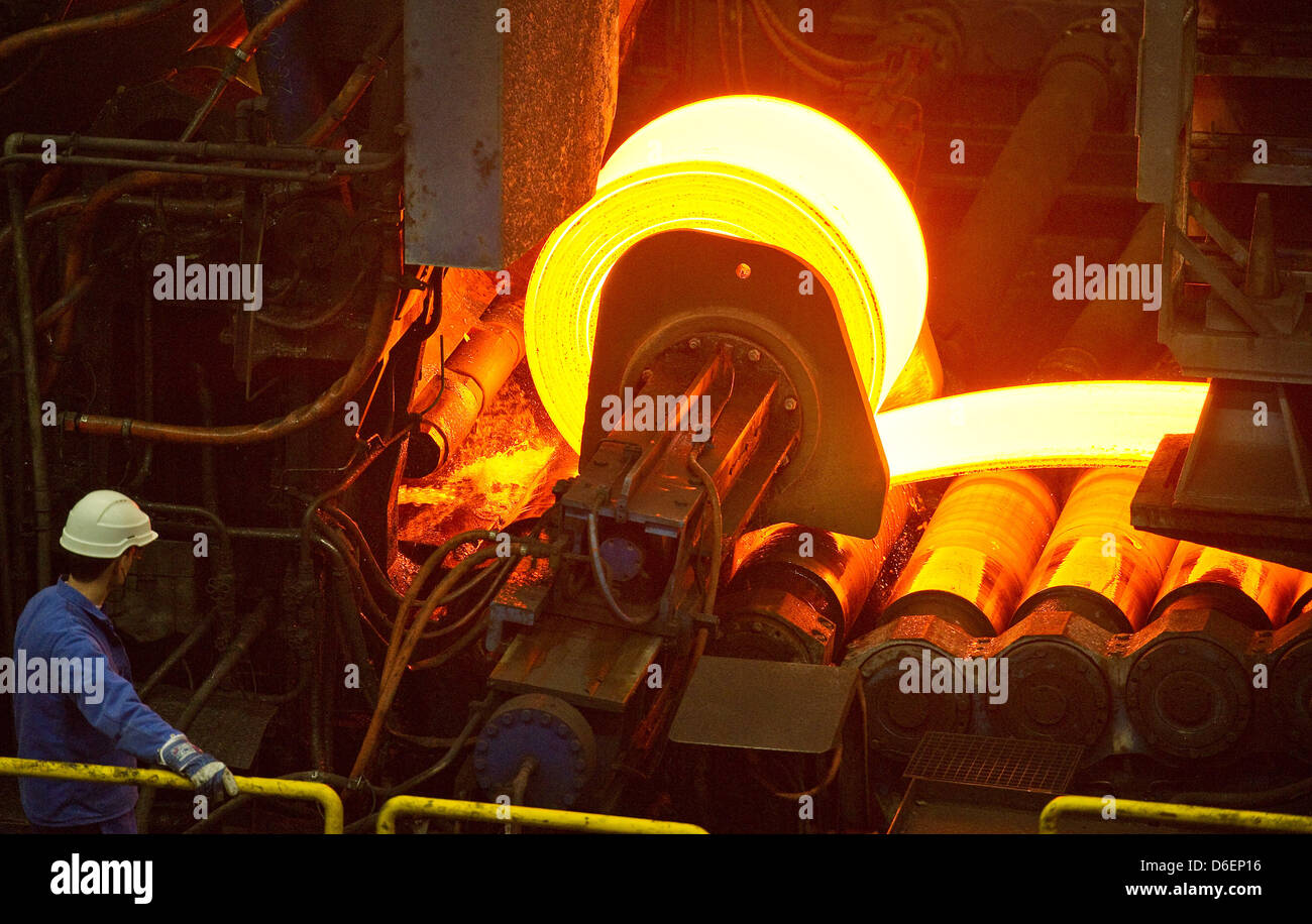 (DATEI) Eine Archivfoto vom 16. Februar 2011 zeigt eine glühende Rolle des Stahls wird im Stahlwerk der ArcelorMittal Eisenhüttenstadt GmbH in München, Deutschland abgewickelt. Größte Stahlhersteller der Welt hat im letzten Quartal des Jahres 2011 in die Verlustzone gerutscht. Foto: Patrick Pleul Stockfoto