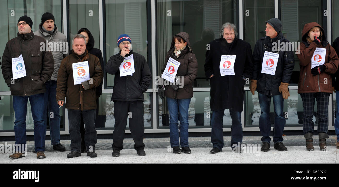 Mitarbeiter Netzwerkprovider Nokia Siemens Networks (NSN) protestieren die geplante Schließung des Standorts München unter dem Motto "dieser Website wird verteidigt" in München, Deutschland, 8. Februar 2012. Foto: FRANK LEONHARDT Stockfoto