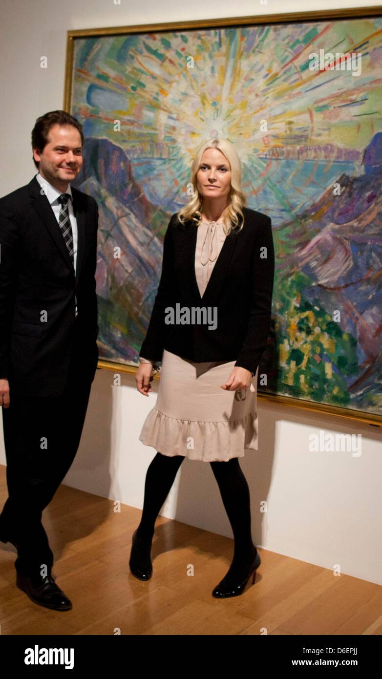 Max Hollein (l), Direktor der Kunsthalle Schirn, Und Die Norwegische Kronprinzessin Mette-Marit Stehen am Mittwoch (08.02.2012) Bei der Eröffnung der Ausstellung «Edvard Munch» in Frankfurt Am Main Vor Dem Gemälde «Die Sonne». Sterben Sie Ausstellung weitergeleitet Rund 130 Bilder des aus Norwegen Stammenden Malers. Foto: Frank Rumpenhorst Dpa/lhe Stockfoto