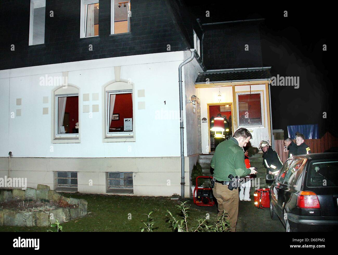 Sanitäter erscheinen in einem Haus mit medizinischen Geräten in Hamm, Deutschland, 9. Februar 2012. Zwei Tote und fünf verletzte Menschen fanden sich in einem Haus in Hamm und die Polizei untersucht die Ursachen des Vorfalls. Nach Angaben der Polizei ist eine defekte Heizung wahrscheinlich die Ursache des angeblichen Unfalls. Ein junger Mann fanden die Leichen, weil er seinem Schulfreund am gesucht Stockfoto