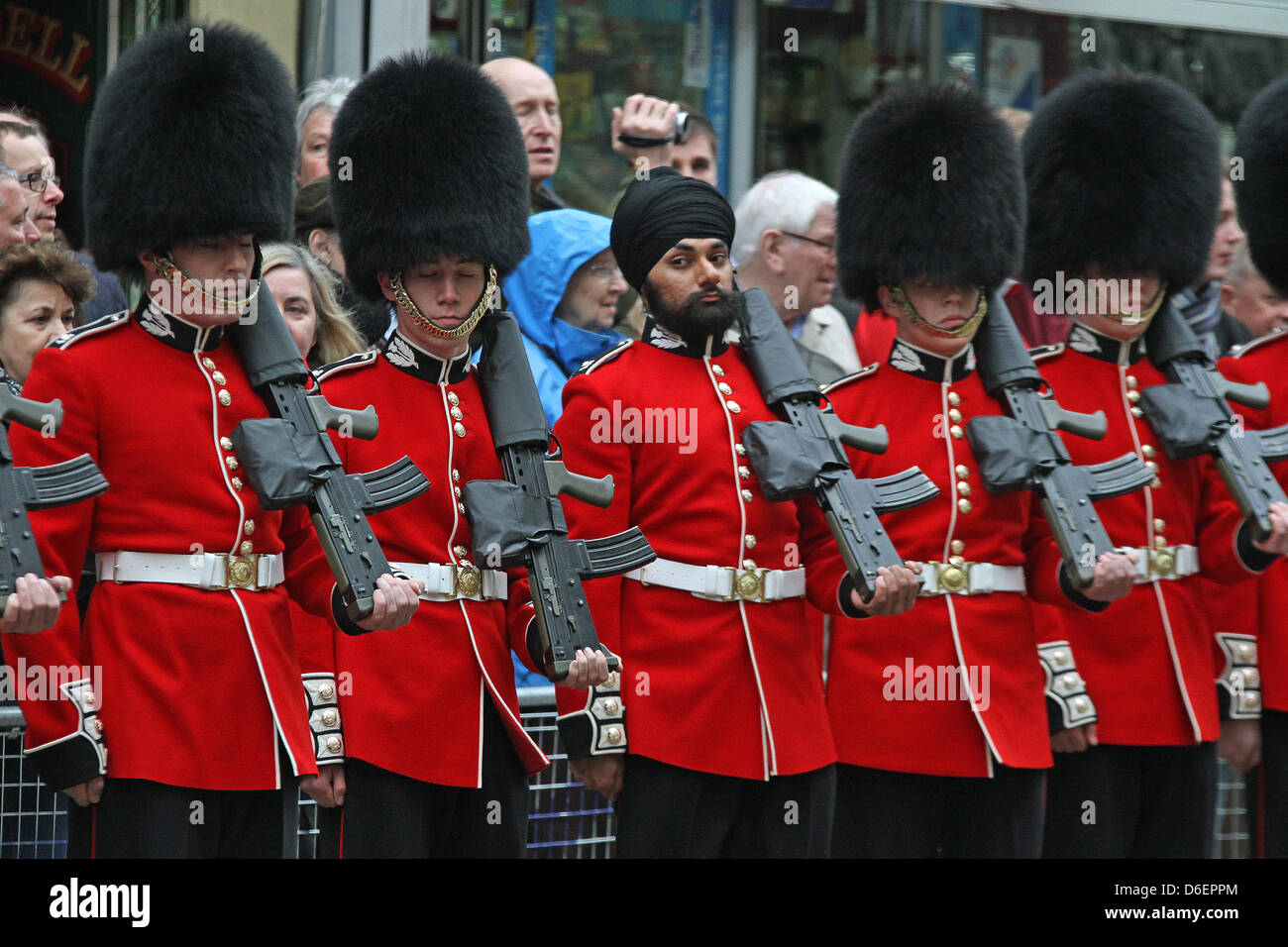 Ein Sikh in der Scots Guards als Baroness Thatcher Trauerzug es ist Fleet Street hinauf in Richtung St. Pauls Kathedrale macht Stockfoto