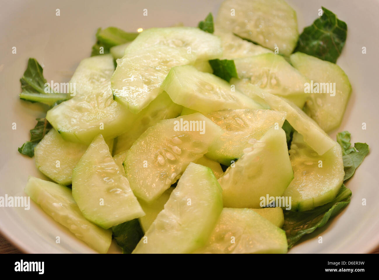 Scheiben Gurken in eine Schüssel weiß Stockfoto