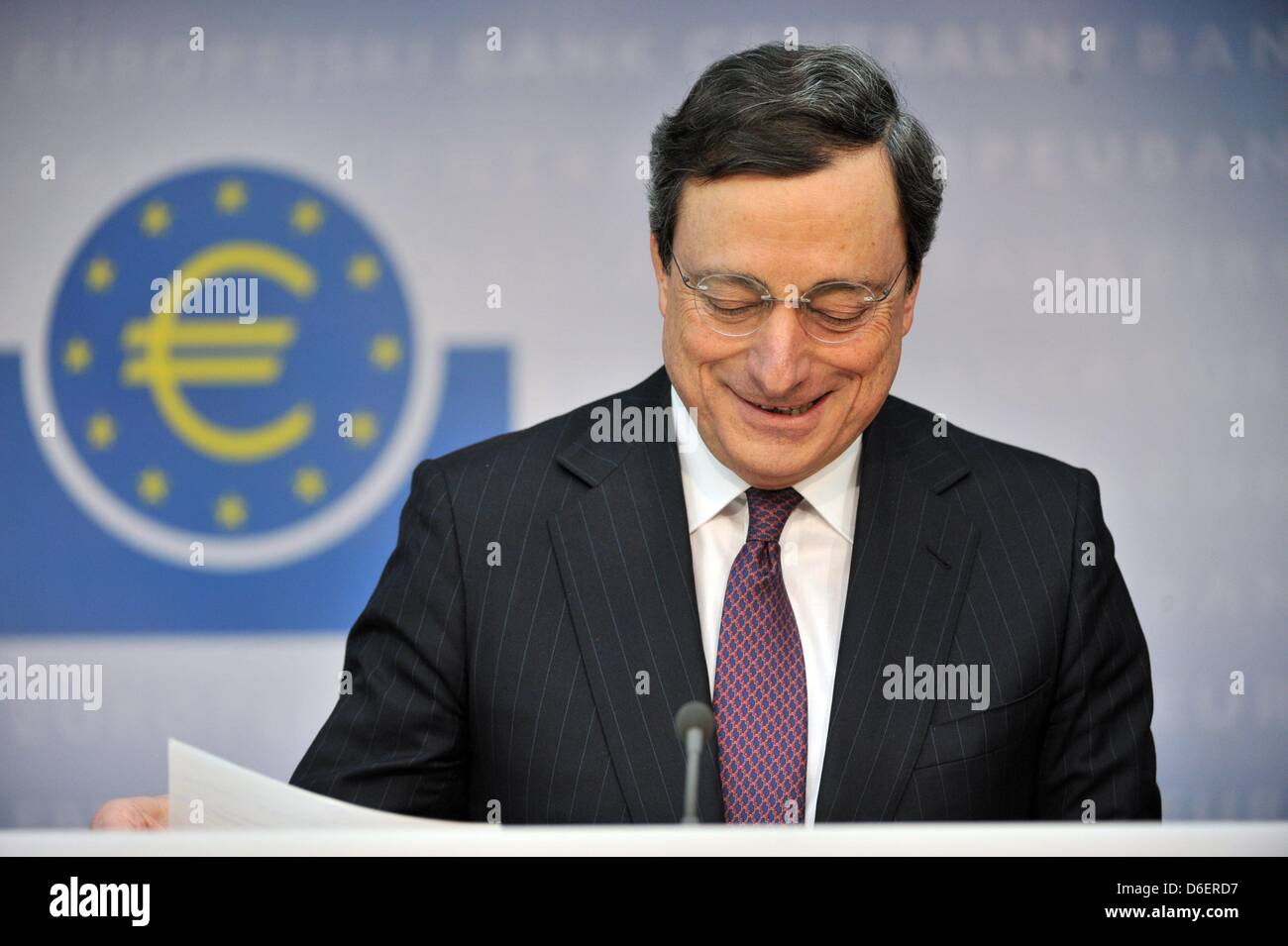 Präsident der Europäischen Zentralbank (EZB) Mario Draghi gibt eine Pressekonferenz am Sitz EZB in Frankfurt Main, GEermany, 9. Februar 2012. Draghi ist nicht bereit, auf Tricks zu helfen, ringt Griechenland zurückgreifen, aber er schließt sich nicht völlig aus, Schlupflöcher. Foto: EMILY WABITSCH Stockfoto