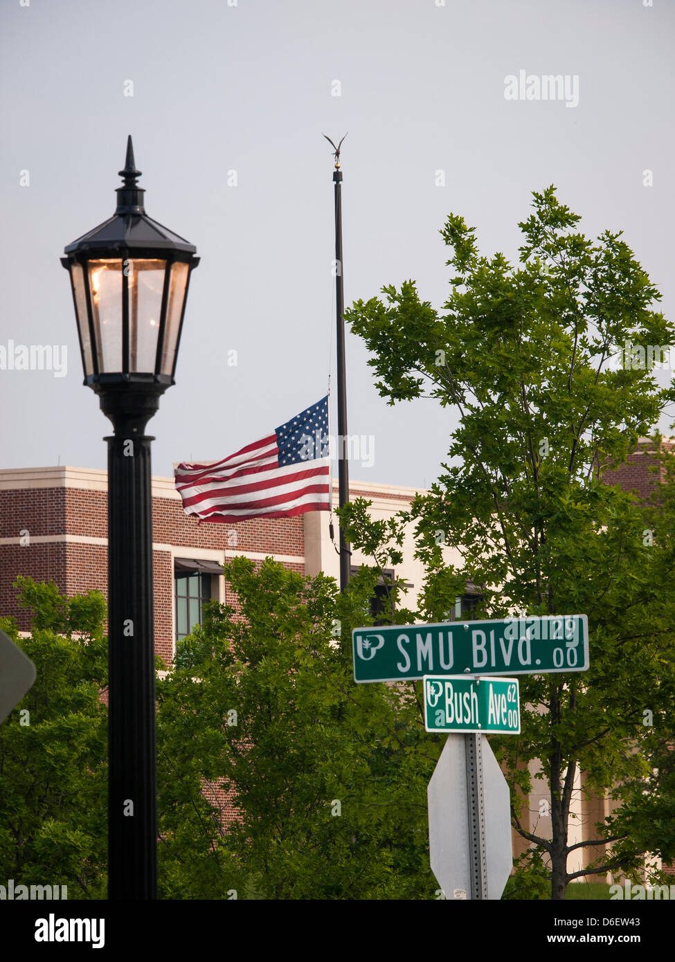 An der Kreuzung von Bush Avenue und SMU Avenue an der Southern Methodist University Campus fliegt eine amerikanische Flagge außerhalb der George W Bush Presidential Library in Hälfte Masse nach der Boston-Marathon-Bombardierung. Bibliothek wird am Ende des Monats gewidmet sein Stockfoto