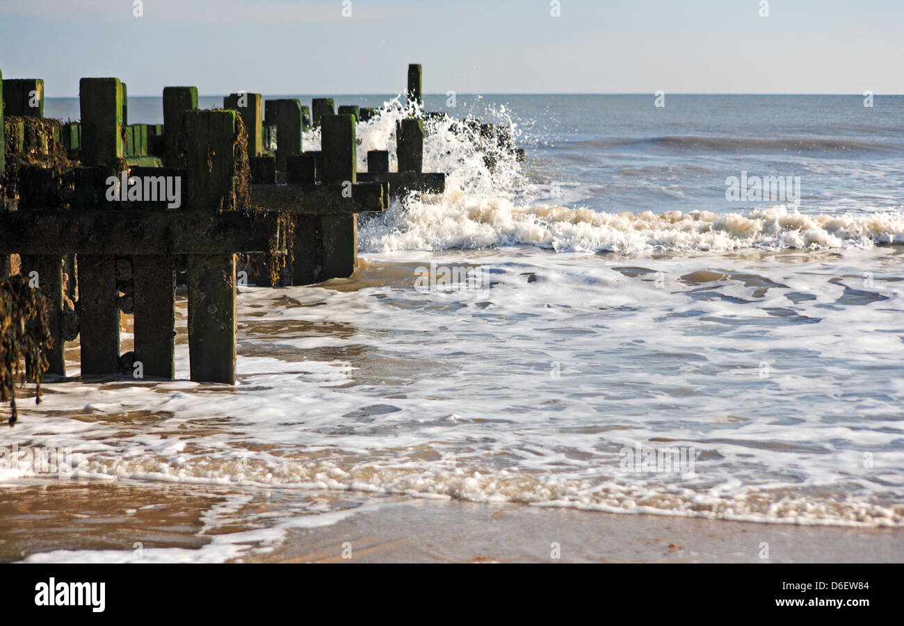 Ein Blick auf einen hölzernen Wellenbrecher und Wave Aktion bei Bacton-on-Sea, Norfolk, England, Vereinigtes Königreich. Stockfoto