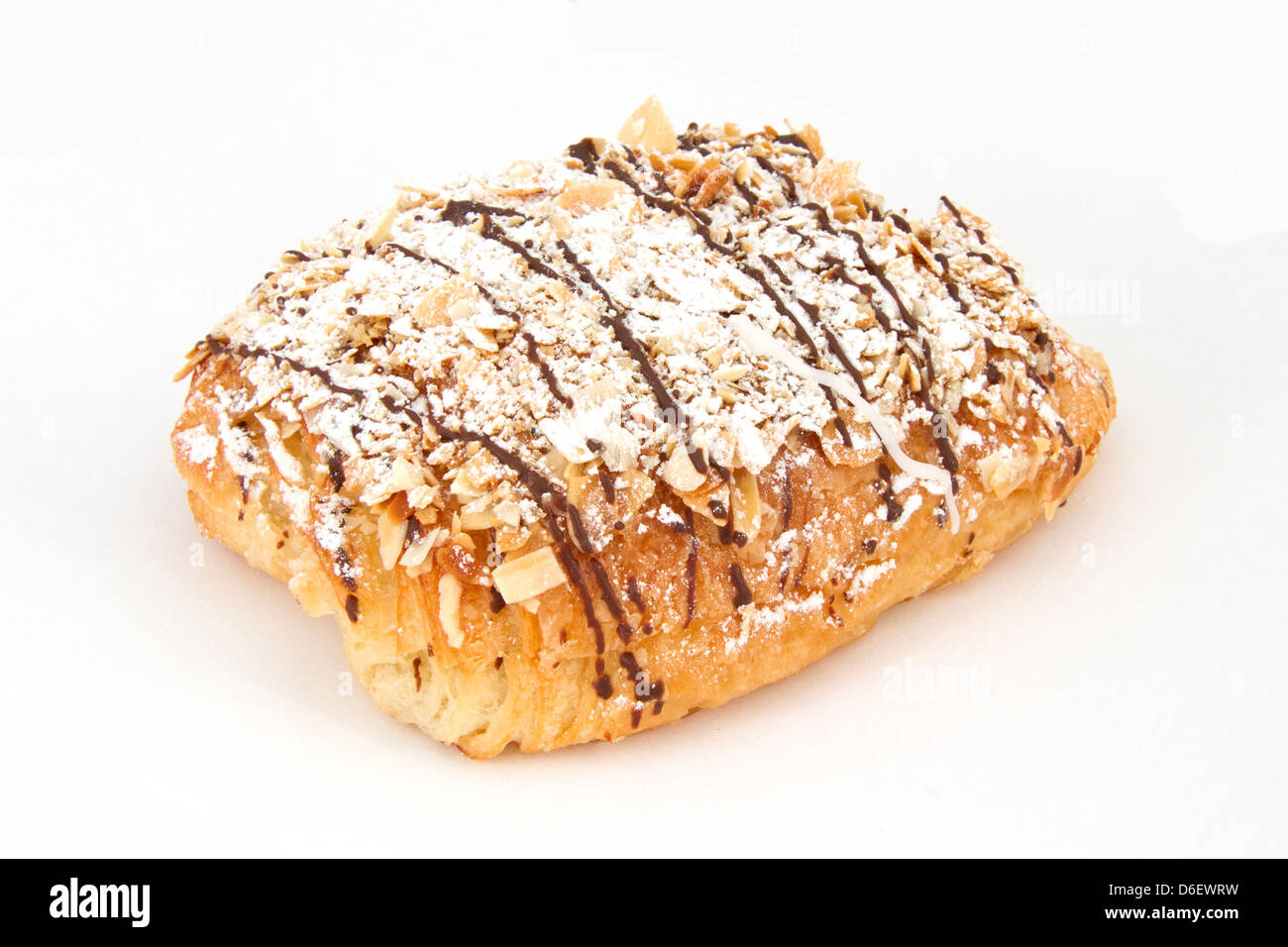 Pain au Chocolat mit Puderzucker und Mandeln Stockfoto