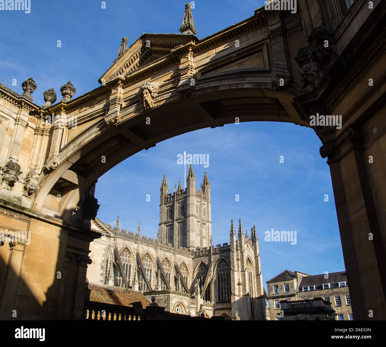 Bath Abbey gesehen durch York Street Bogen hinter die Roman Baths Stockfoto