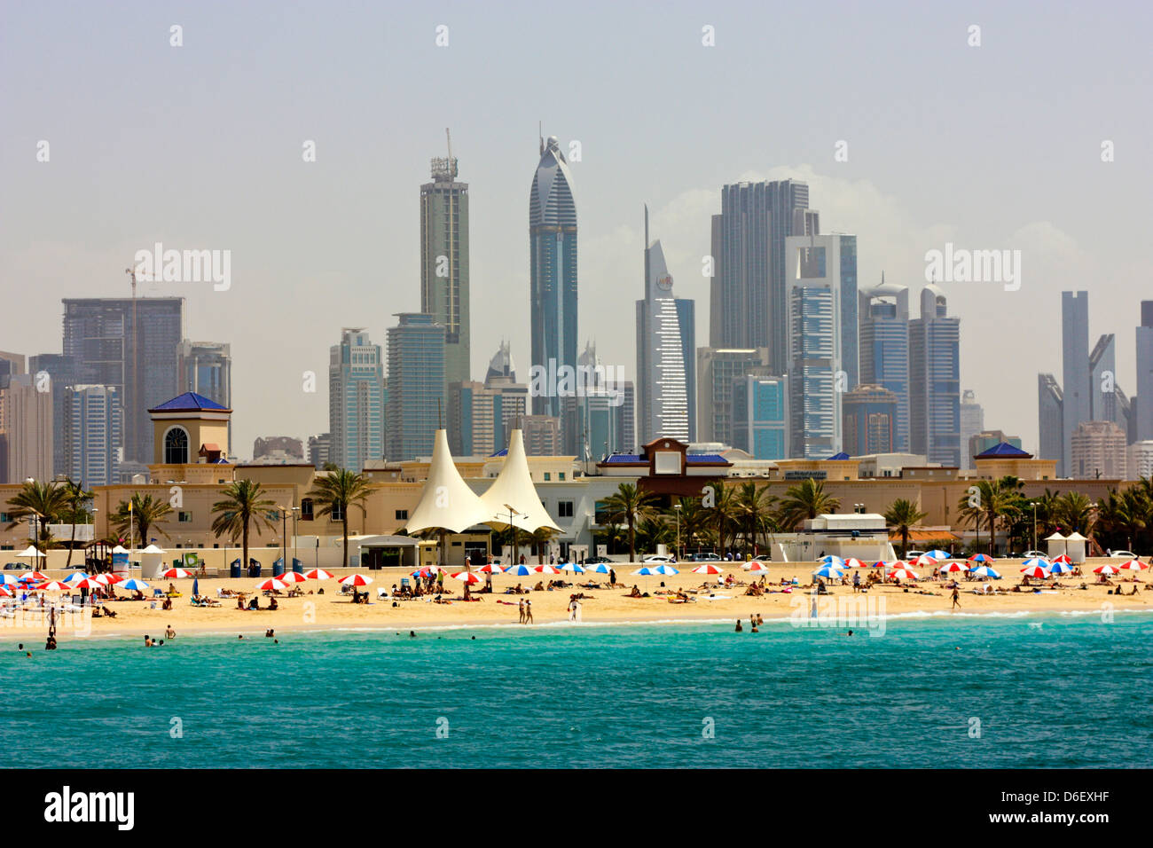 Skyline von Dubai über dem öffentlichen Strand von Jumeirah, Dubai, Vereinigte Arabische Emirate Stockfoto