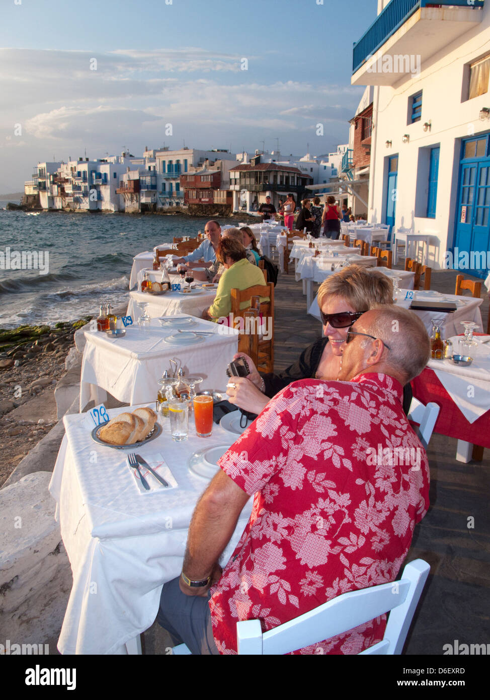 Touristen genießen die Küstenlandschaft auf der griechischen Insel Mykonos Stockfoto