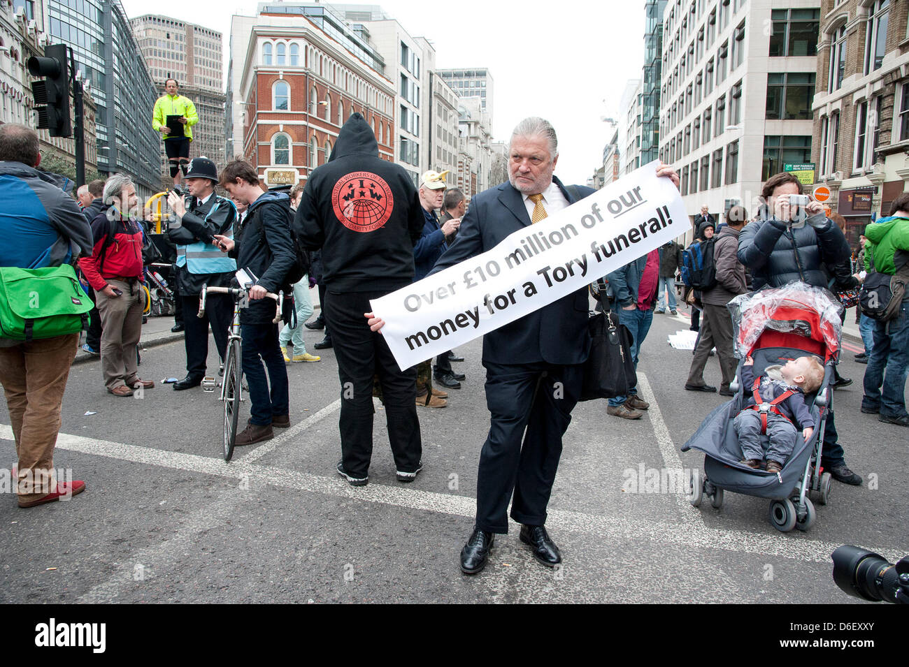 London, UK. 17. April 2013. Ein Anti-konservativen Banner über die Kosten für die Öffentlichkeit der Baroness Thatcher Beerdigung protestieren. Bildnachweis: Scott Wishart/Alamy Live-Nachrichten Stockfoto