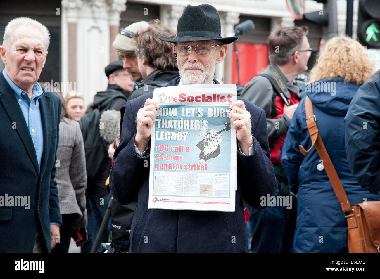 London, UK. 17. April 2013. Demonstrant hält eine Kopie der sozialistischen Zeitung bei der Beerdigung von Baroness Thatcher in Ludgate Circus. Bildnachweis: Scott Wishart/Alamy Live-Nachrichten Stockfoto