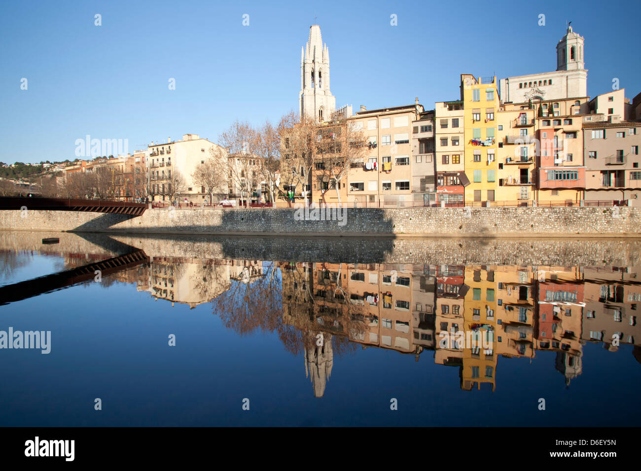 Blick auf die Kirche von Sant Feliu und bunten Häusern am Ufer des Fluss Onyar, Girona, Spanien Stockfoto