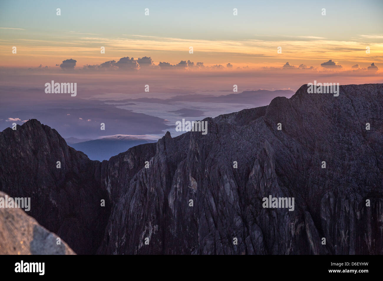 Morgendämmerung über Low es Gully einen riesigen schattigen Abgrund in den Flanken des Gunung Kinabalu Sabah Borneo gesehen von den niedrigen Peak Summit 4095m Stockfoto
