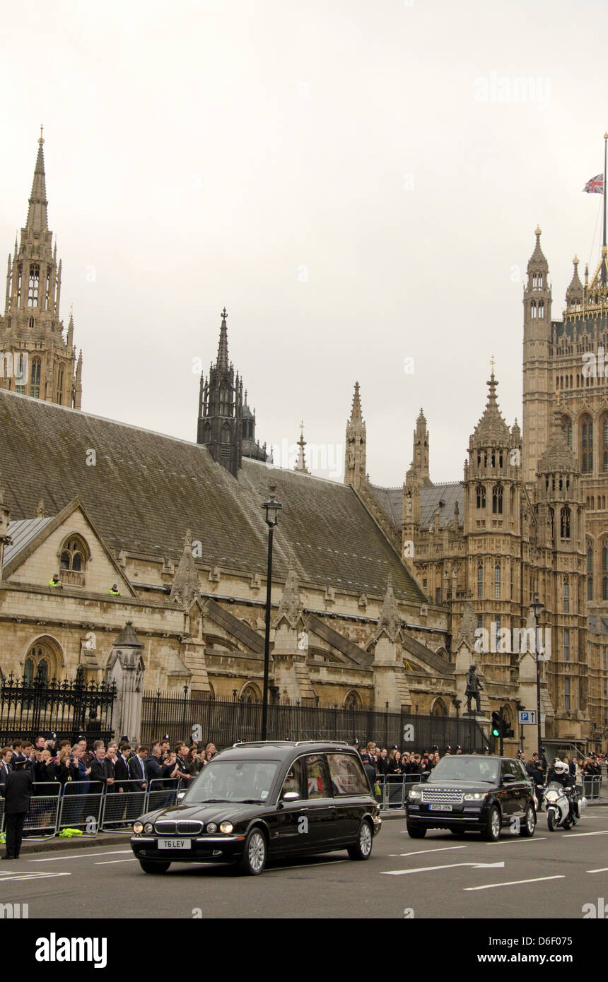 Trauerprozession von Baronin Margaret Thatcher. Der Leichenwagen mit dem Sarg verließ den Palace of Westminster, London Stockfoto