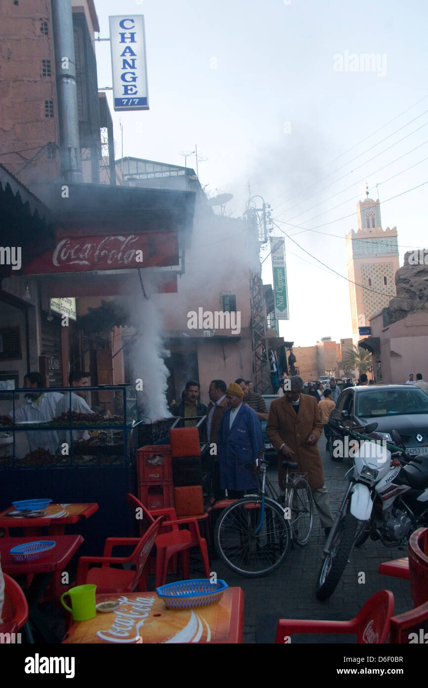 Imbissstände und Rauchen BBQ auf dem Platz Djamaa al Fna in der Medina von Marrakesch Stockfoto