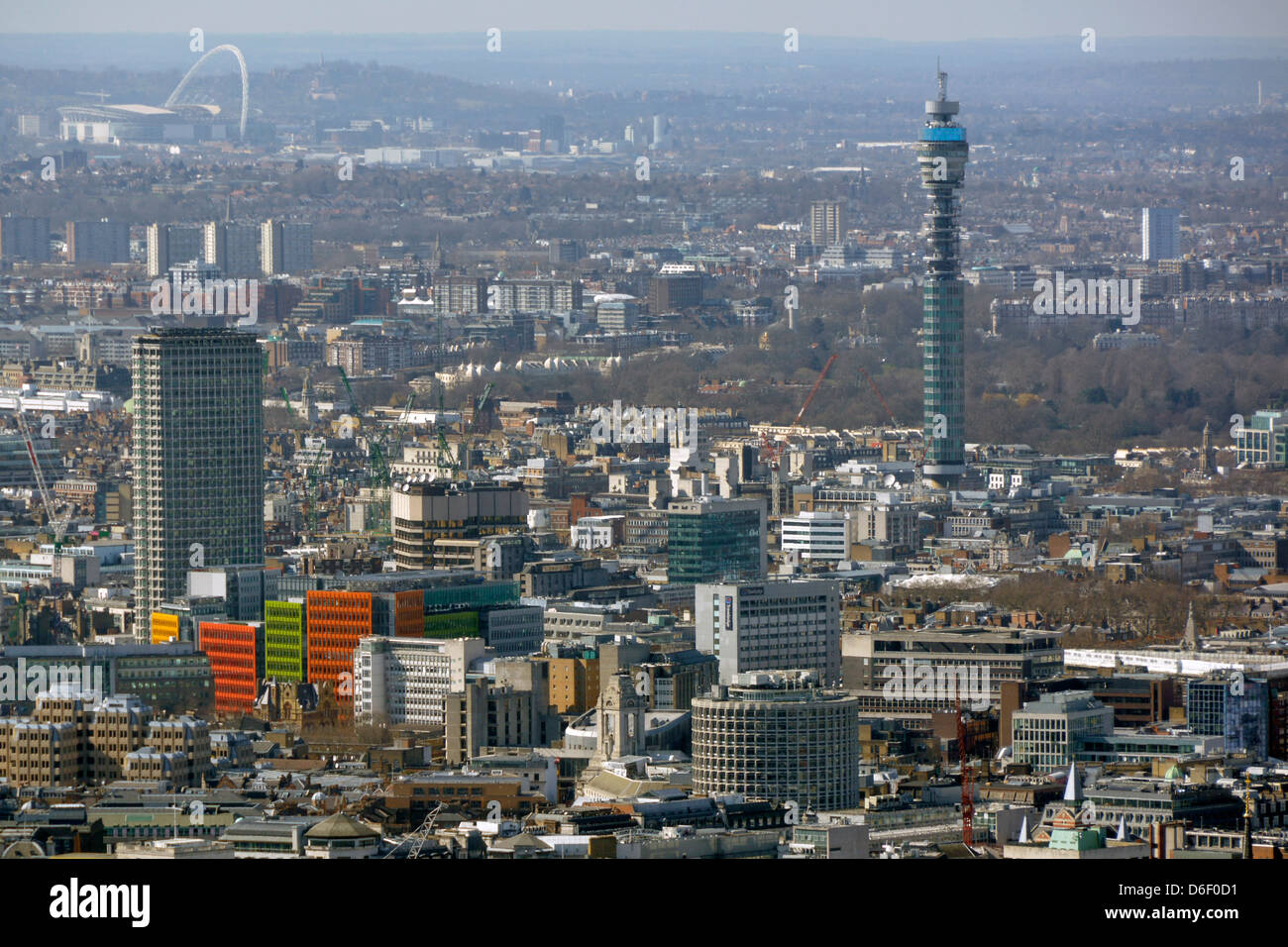 Luftaufnahme von West End Gebäuden einschließlich Mittelpunkt und der BT Tower mit Wembley-Stadion über Stockfoto