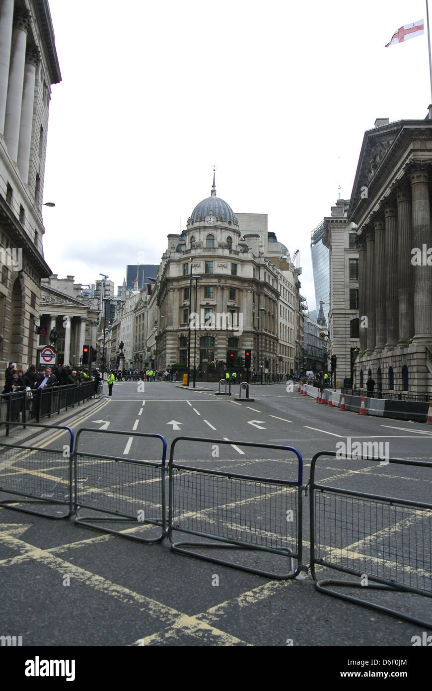 Leere Straßen, kein Verkehr, Autos, Busse. Tag von Margaret Thatchers Beerdigung. London. Bank-Station. Schranken. Königin Victoria St Stockfoto
