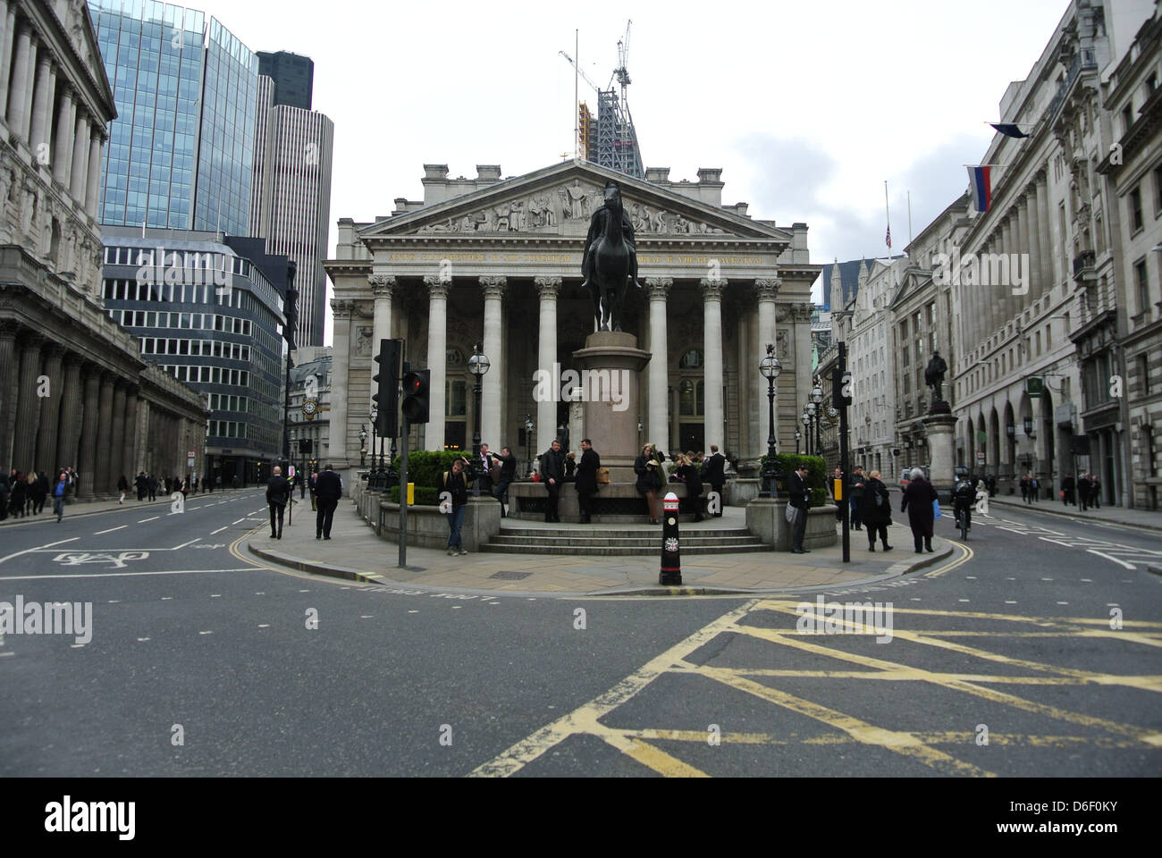 Die Royal Exchange, London EC3V 3DG. Leere London Straße, Threadneedle Street, London. Tag von Margaret Thatchers Beerdigung. Stockfoto
