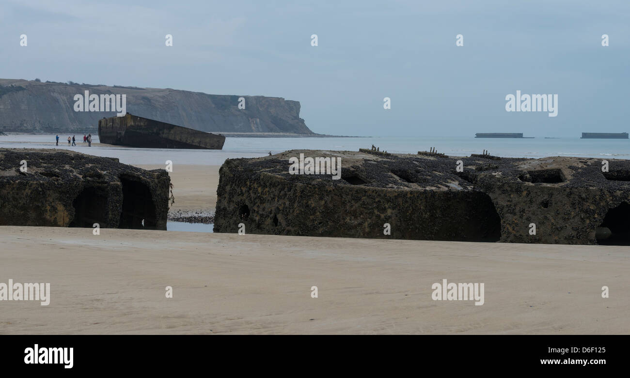 Ruinen der Maulbeere Hafen, vorübergehende künstliche Hafen, Strand von Arromanches-les-Bains, Strand, Calvados, Normandie, Frankreich. Im zweiten Weltkrieg. Stockfoto