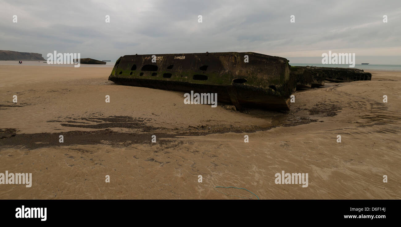 Ruinen der Maulbeere Hafen, vorübergehende künstliche Hafen, Strand von Arromanches-les-Bains, Strand, Calvados, Normandie, Frankreich. Im zweiten Weltkrieg. Stockfoto