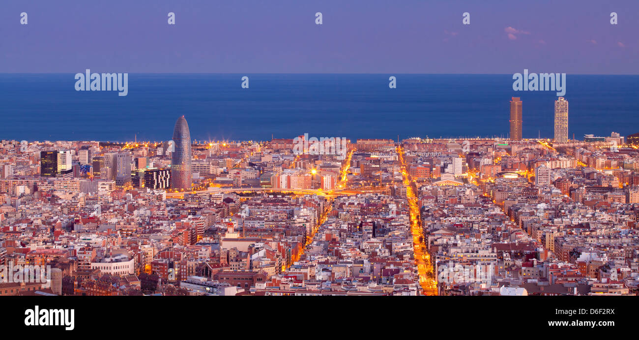 Blick auf die Stadt Barcelona in der Abenddämmerung, Spanien Stockfoto