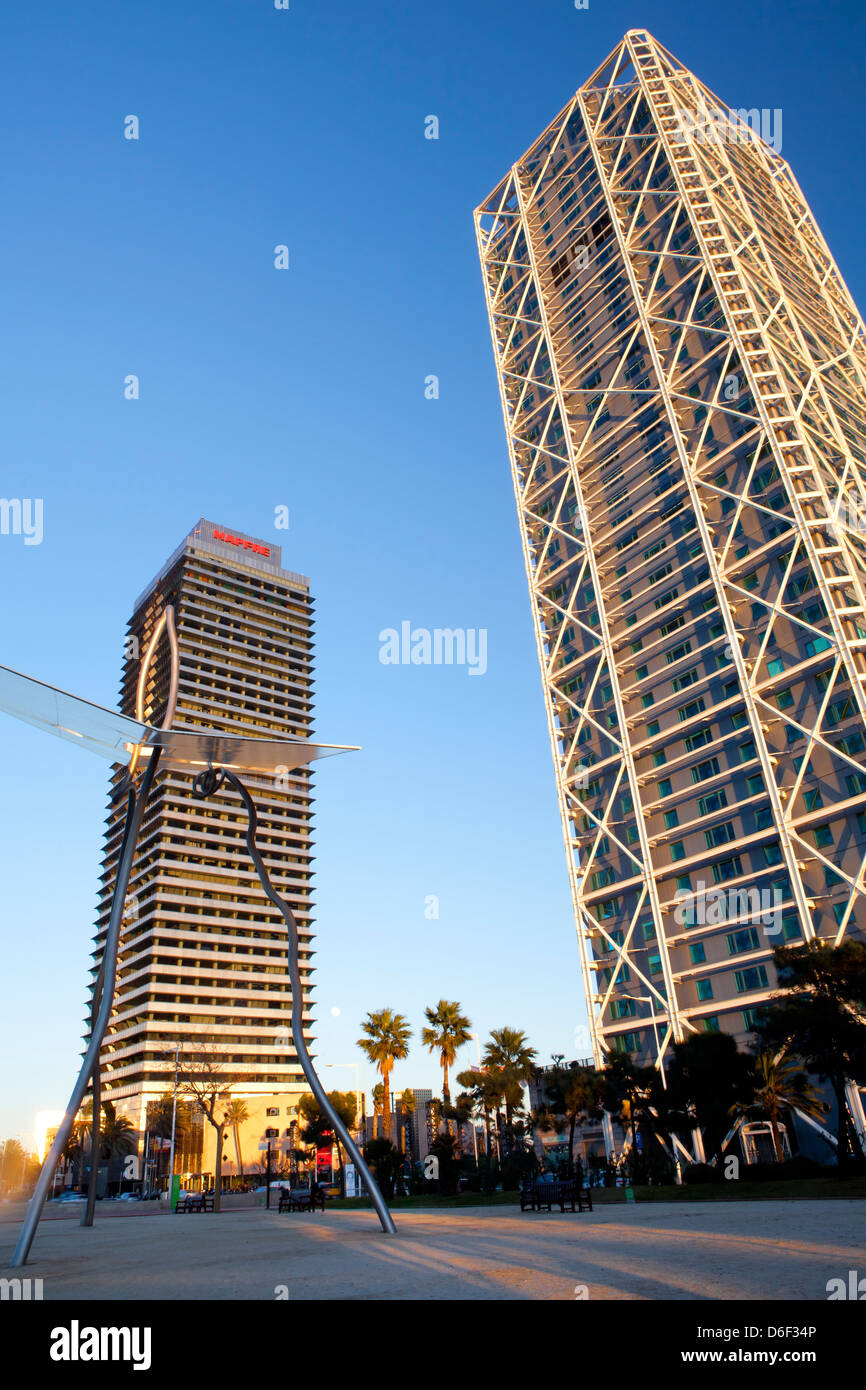 Mapfre Tower und das Hotel Arts in der Abenddämmerung, Barcelona, Spanien Stockfoto