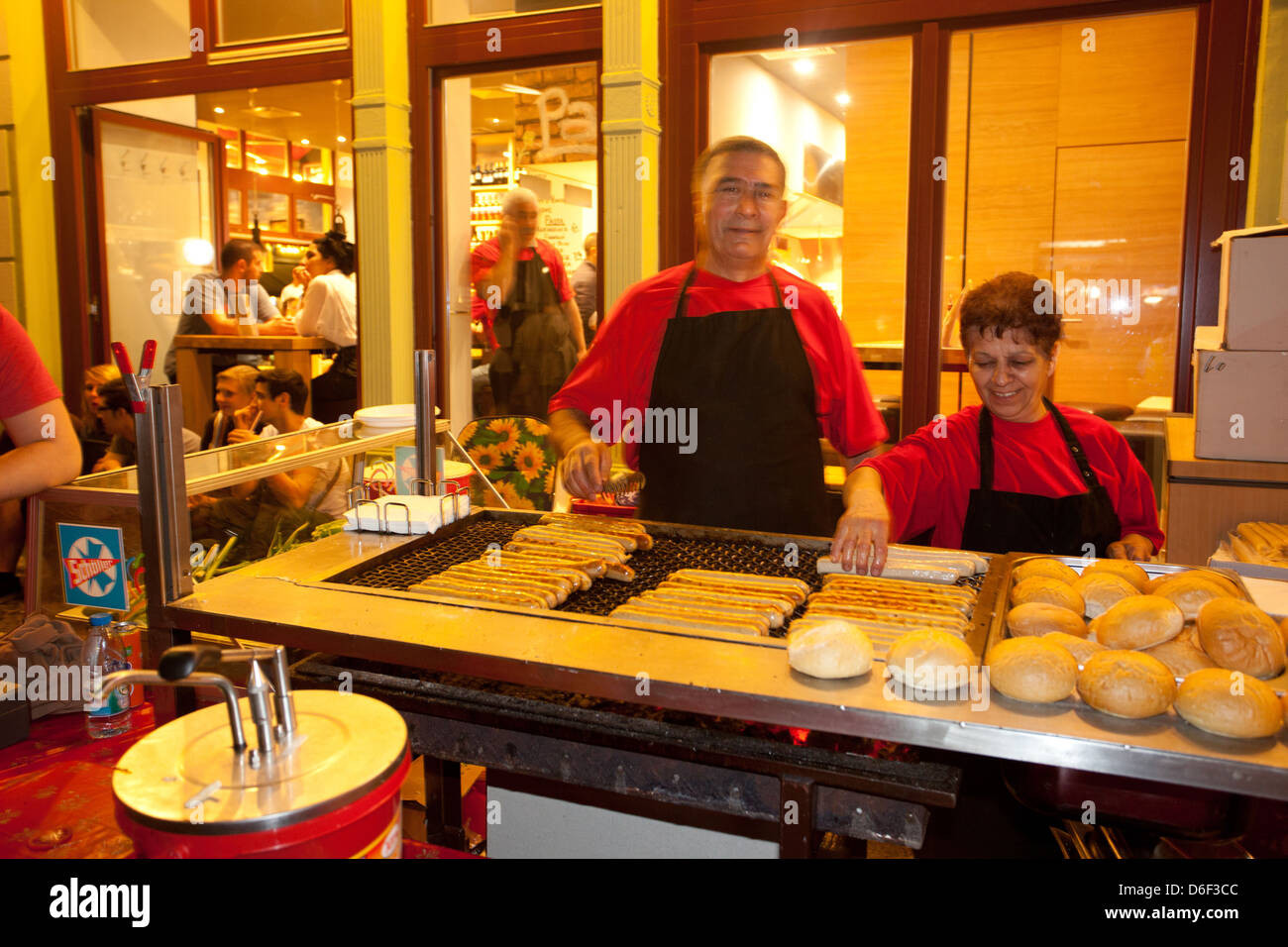 Berlin, Deutschland, macht ein Restaurant MyFest Verkauf auf der Straße in Kreuzberg Stockfoto