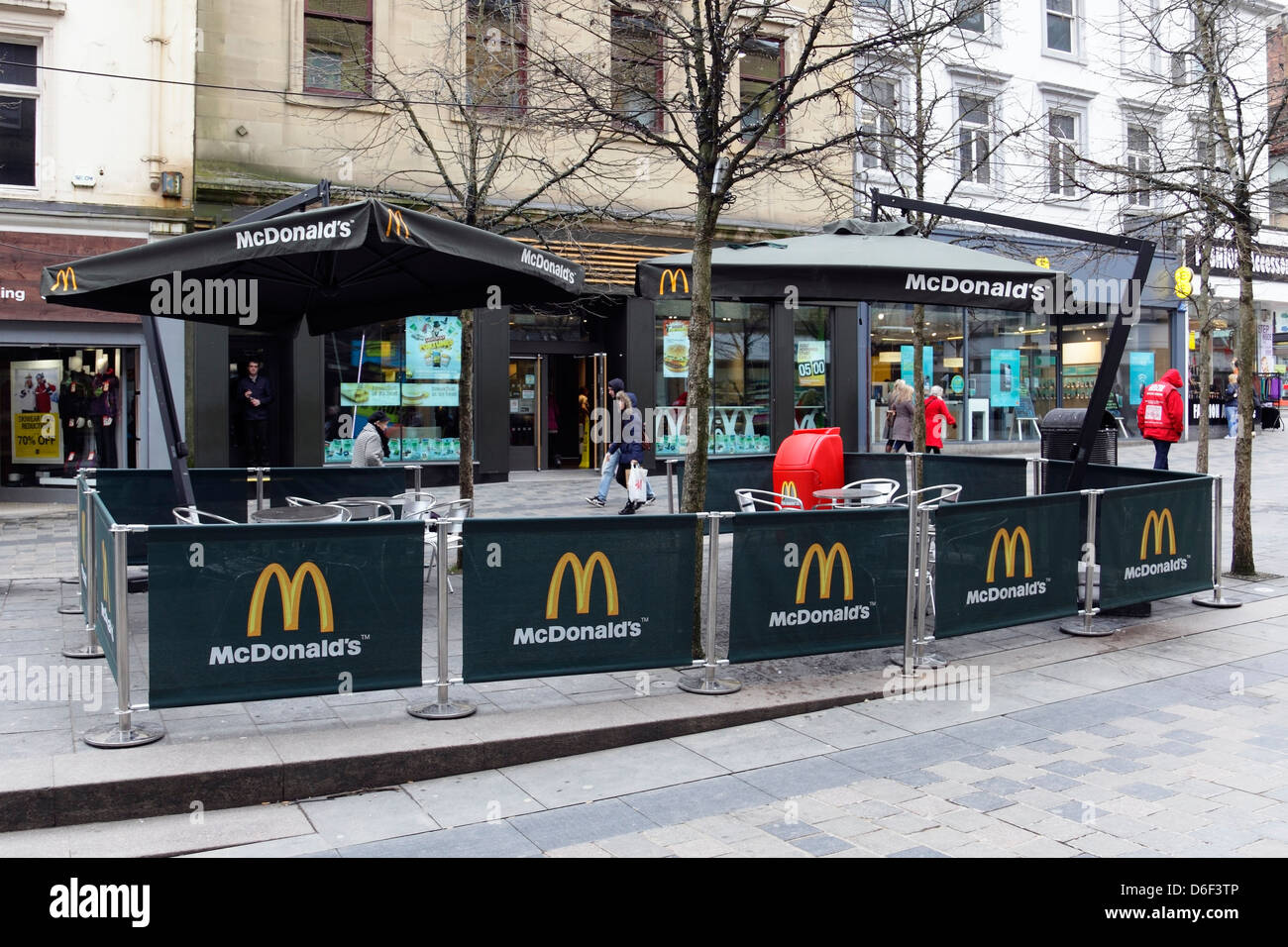McDonald's Restaurant, Sitzbereich im Freien an der Sauchiehall Street im Stadtzentrum von Glasgow, Schottland, Großbritannien Stockfoto