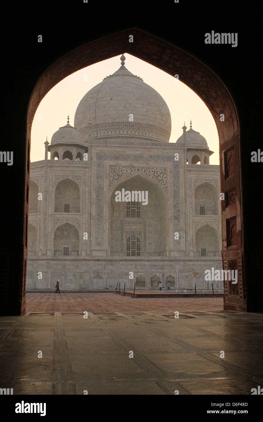 Blick auf das Taj Mahal durch den Bogen der Moschee, UNESCO-Weltkulturerbe, Agra Uttar Pradesh, Indien Stockfoto