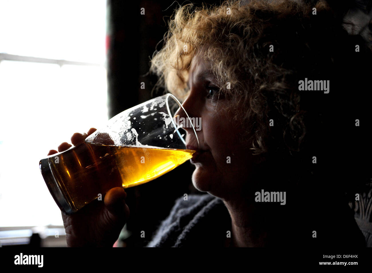 Frau, trinken einen Pint Bier in einem britischen Pub UK Stockfoto