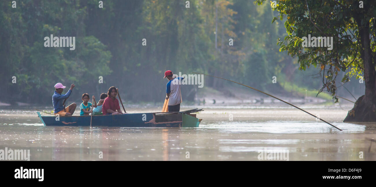 Angeln-Party in einem Bach aus dem Kinabatangan Fluss in Malaysia Borneo Sabah Stockfoto