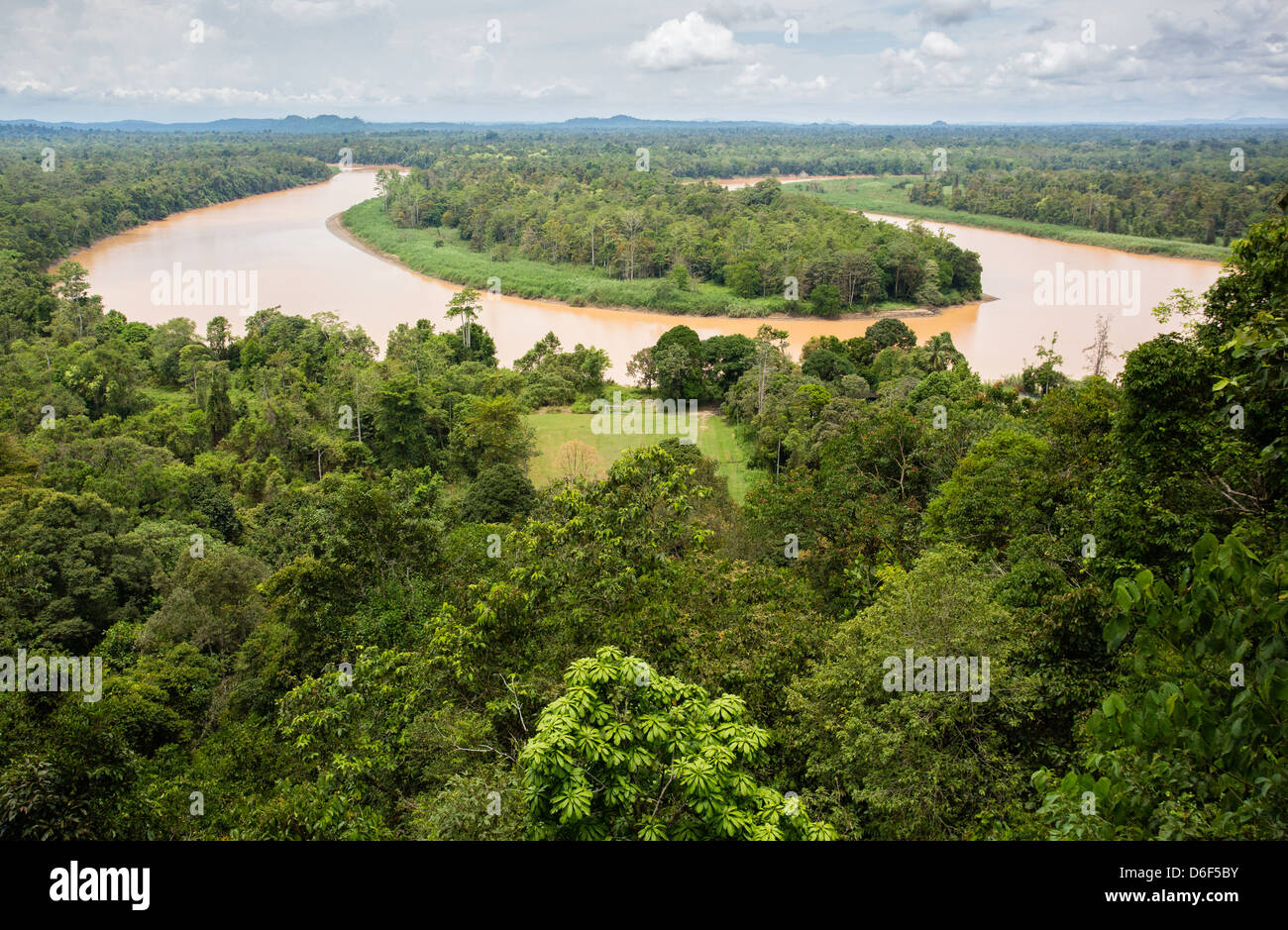 Der Horseshoe Bend des Kinabatangan River im Myne Resort in Sabah Borneo gesehen vom Aussichtsturm Stockfoto