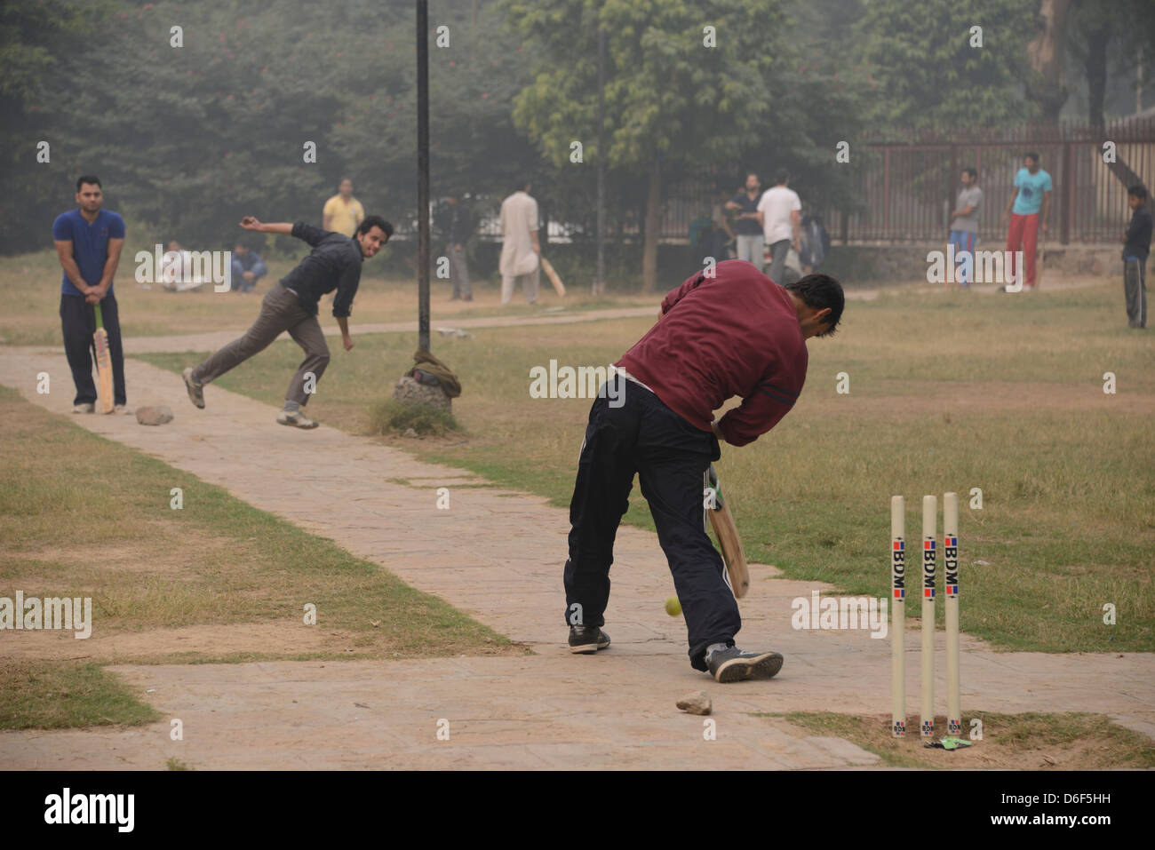 Indische Jungen spielen Cricket in einem Park in Neu-Delhi, Indien Stockfoto