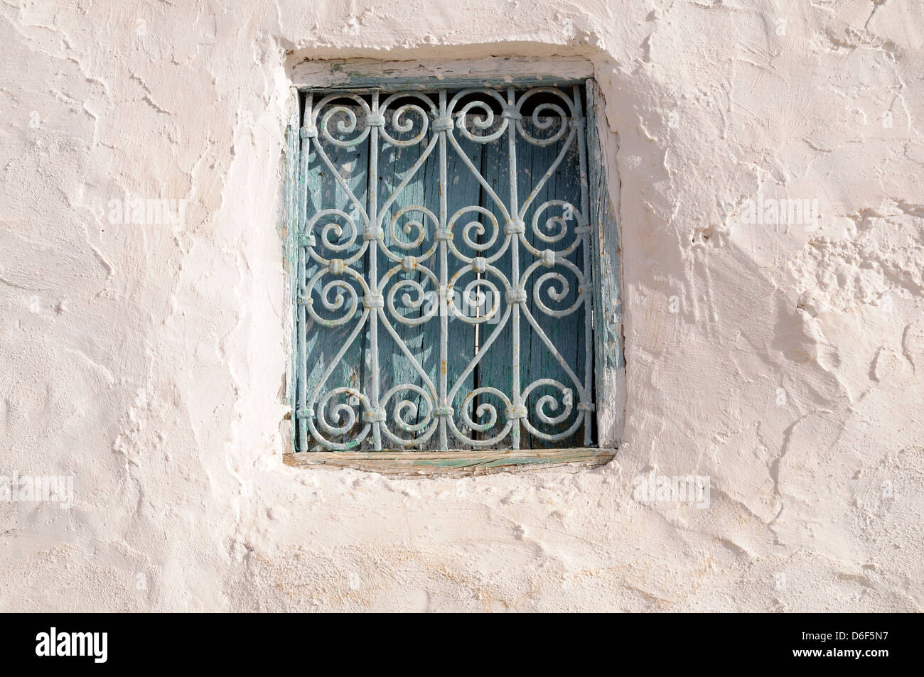 Alt blau bemalten Fensterläden und schmiedeeisernen arbeiten Tamezret Tunesien Stockfoto