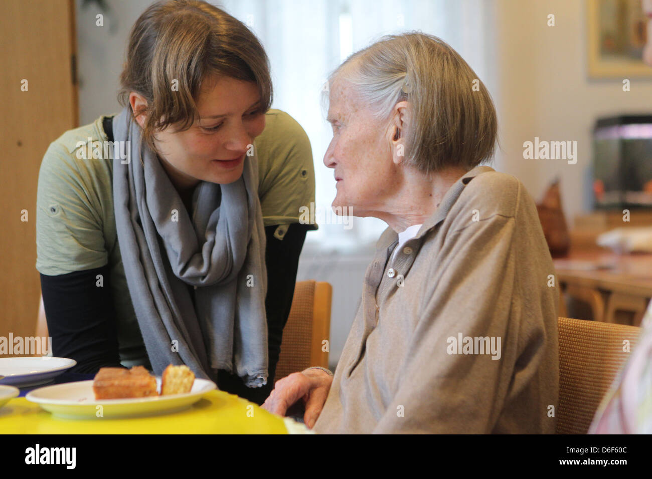 Flensburg, Deutschland, Freiwillige zu kümmern in der Familie zu Hause für Demenzkranke Stockfoto