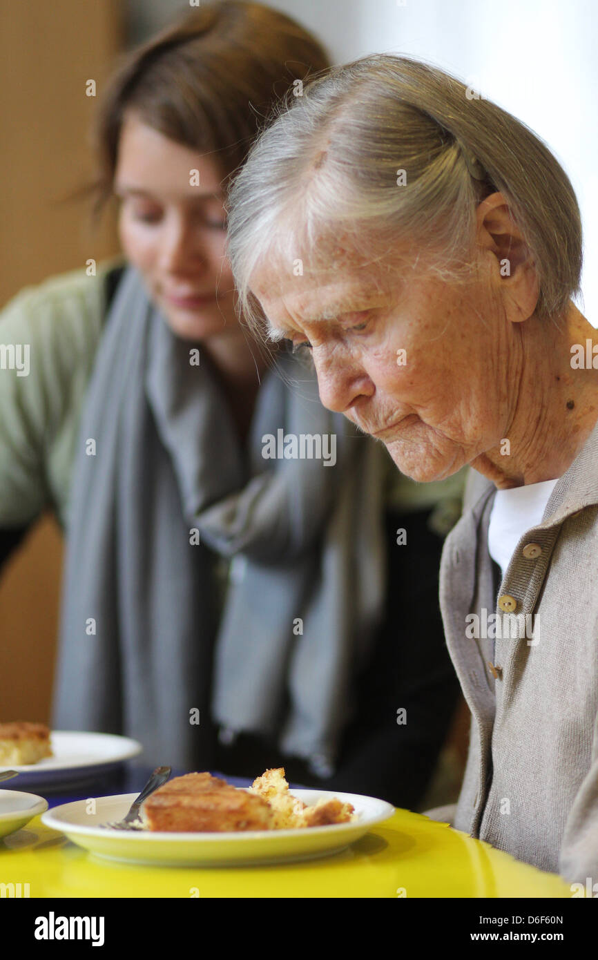 Flensburg, Deutschland, Freiwillige zu kümmern in der Familie zu Hause für Demenzkranke Stockfoto