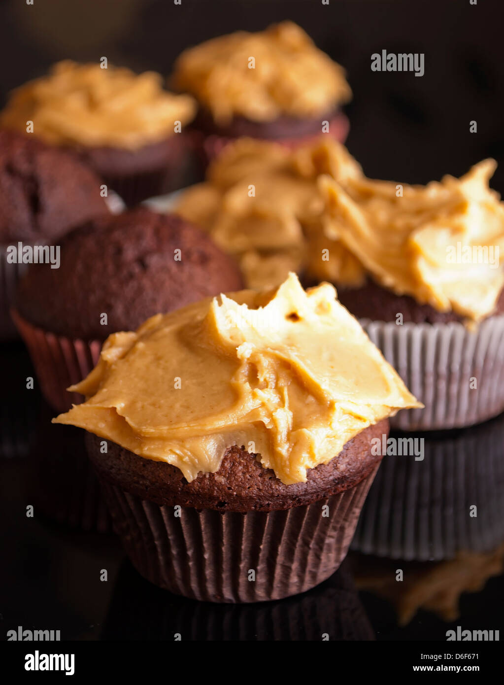 leckere hausgemachte Muffins mit Erdnussbutter Zuckerguss Stockfoto