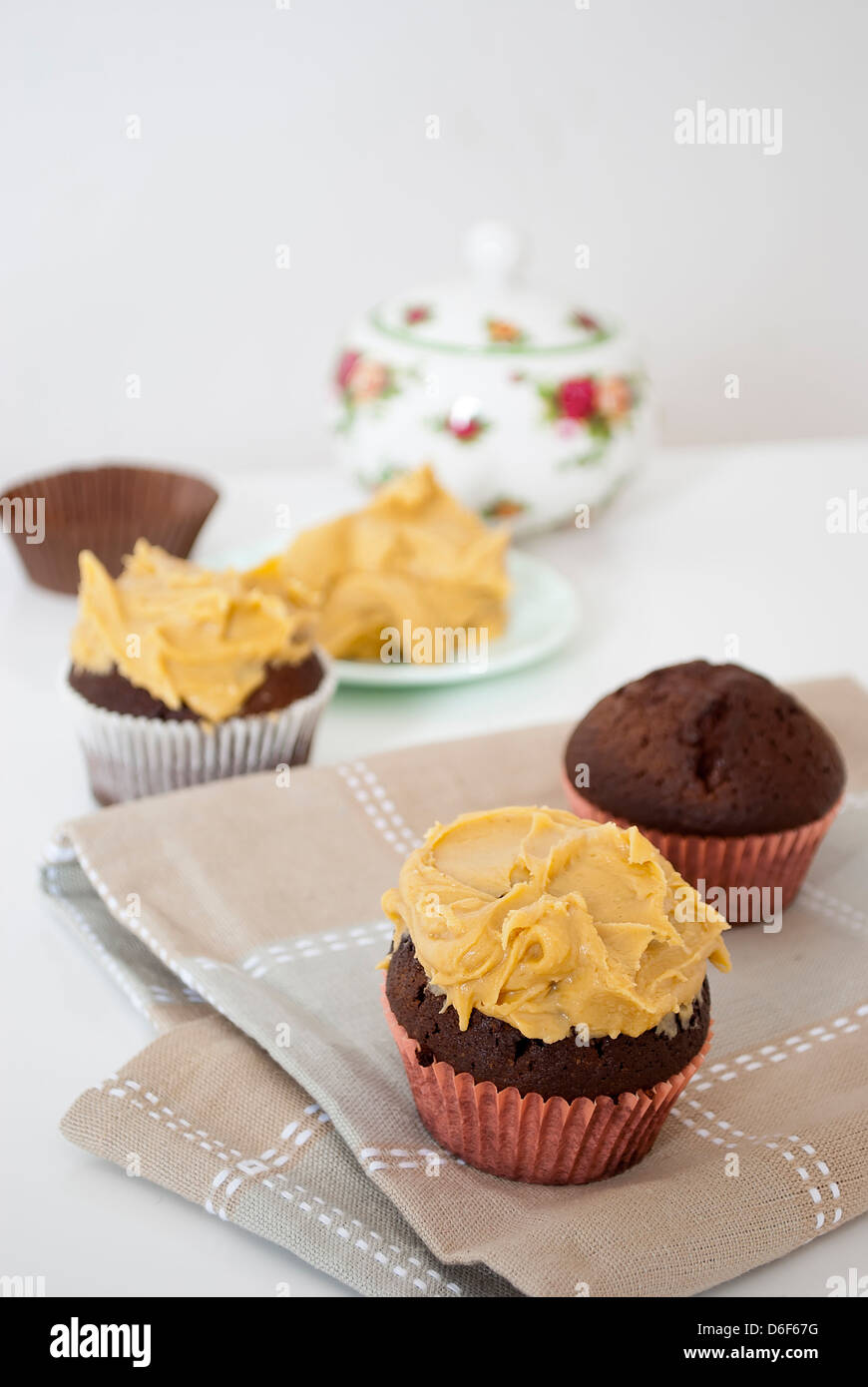 leckere hausgemachte Muffins mit Erdnussbutter Zuckerguss Stockfoto