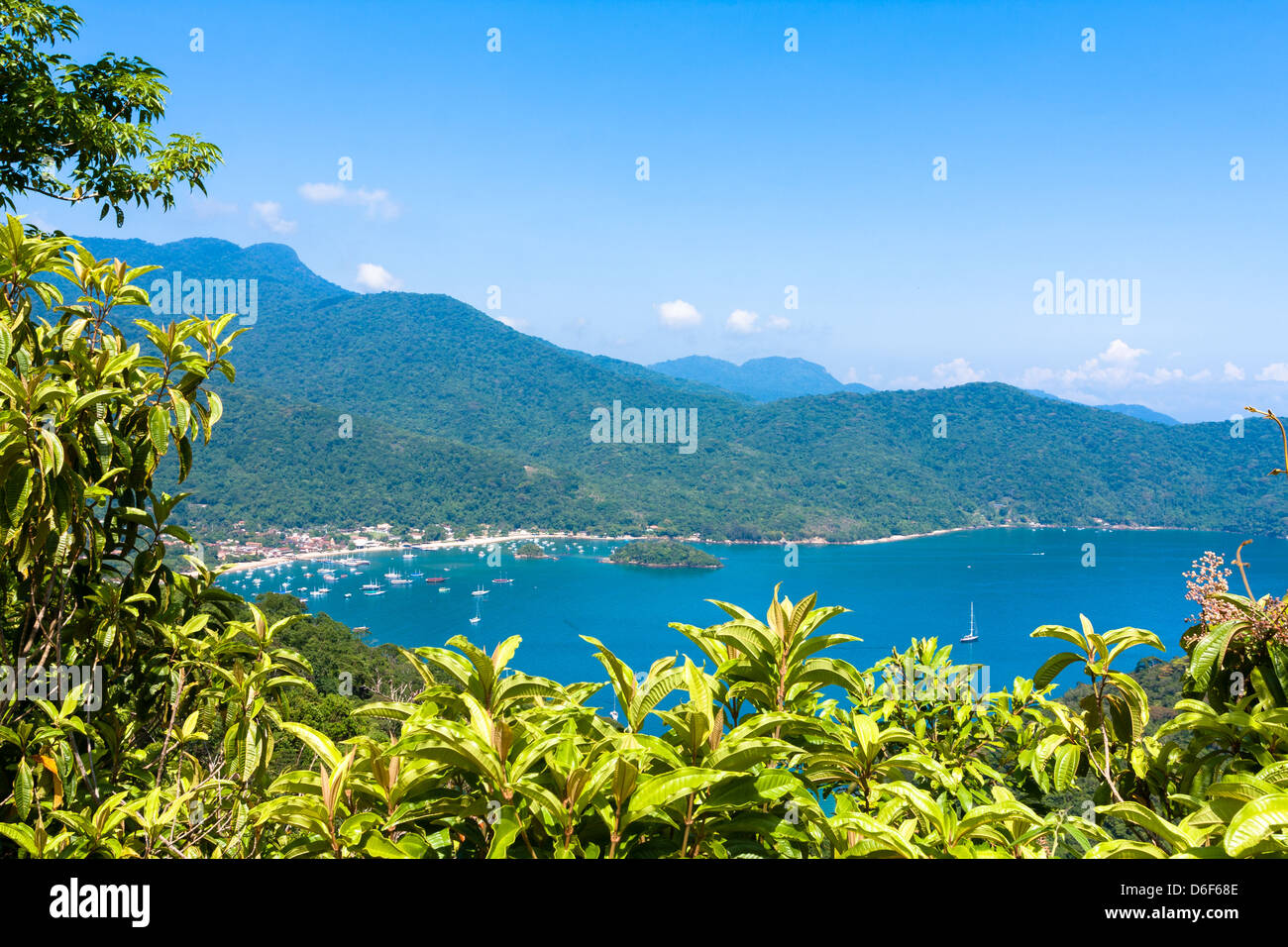 Atemberaubende Aussicht auf Enseada Santorini vom trail Suche während der wunderschönen sonnigen Tag, Sicht auf dem Weg in Palmas, Ilha Grande, Brasilien Stockfoto