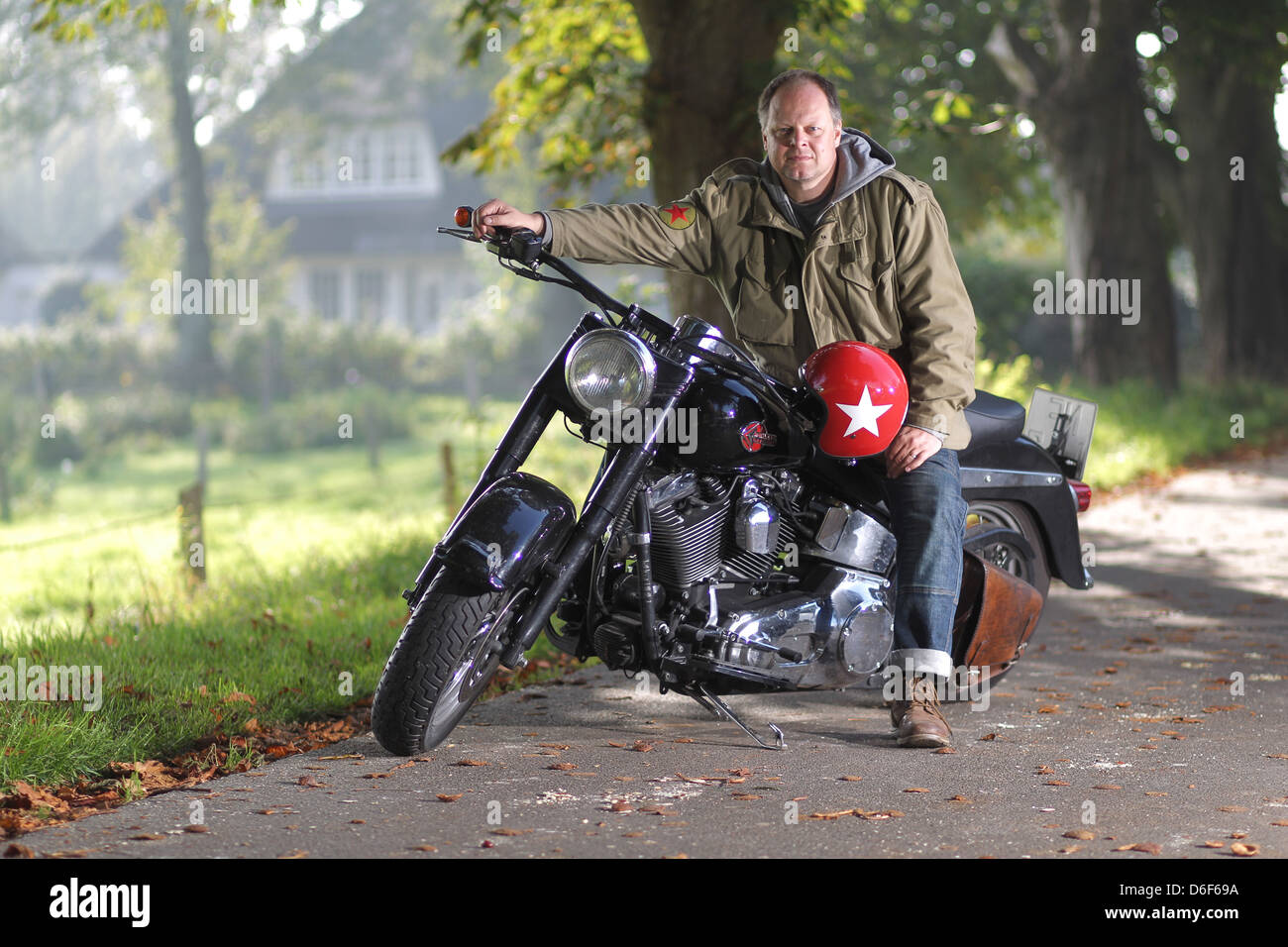 Handewitt, Deutschland, ein Mann sitzt auf seinem Motorrad, einer Harley-Davidson Stockfoto